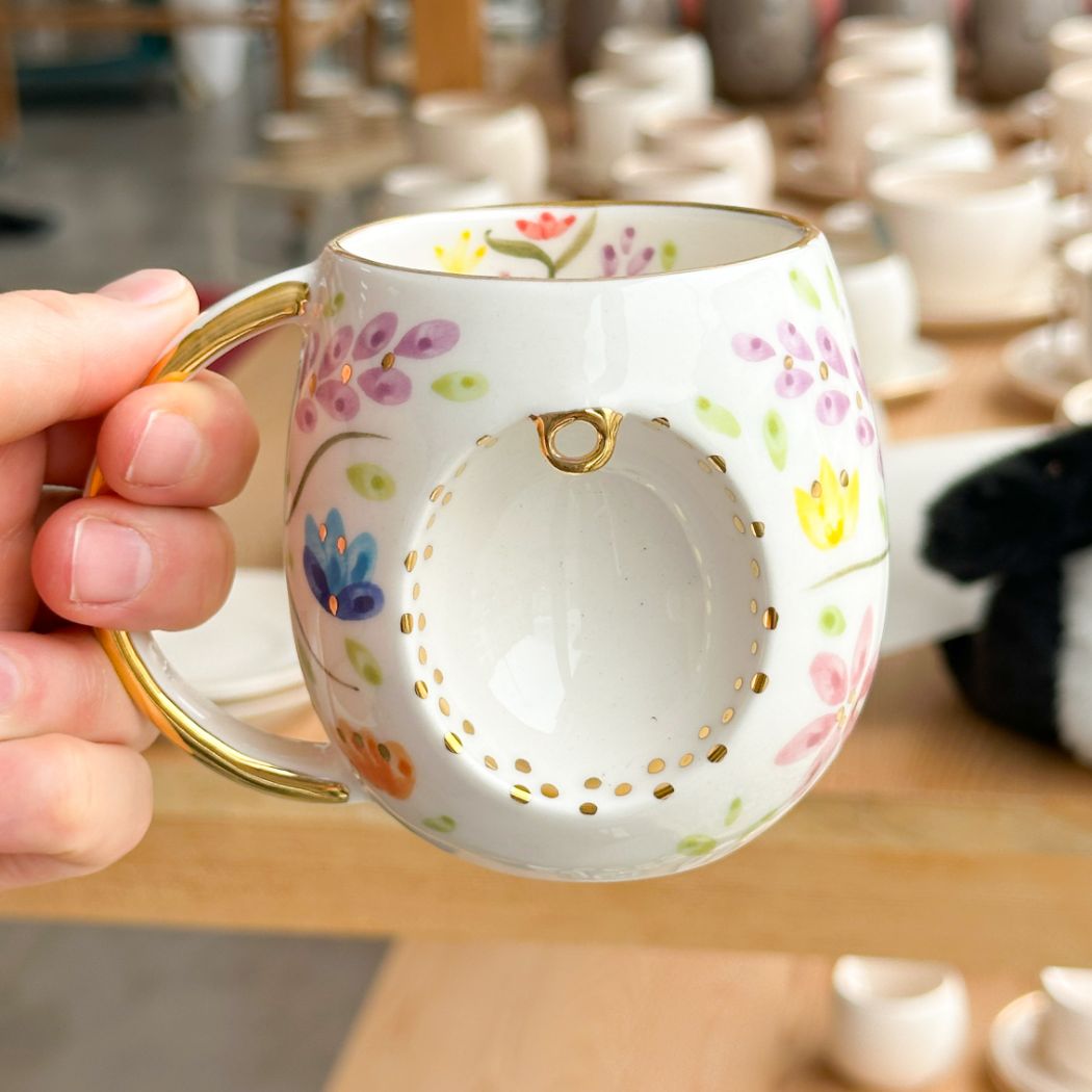Porcelain letter mug with gold handle and spring floral design, with circular medallion, 230 ml